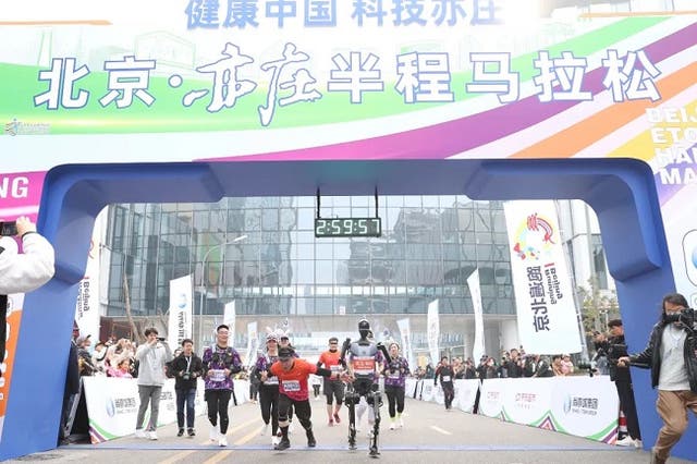 <p>Robot sprints to finish line at 2024 Beijing E-Town Half Marathon</p>