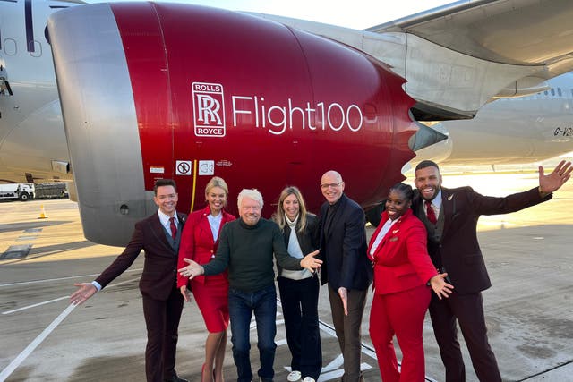 <p>Taking off: Richard Branson and his Virgin Atlantic team beside the Boeing 787 used for the first SAF transatlantic flight</p>