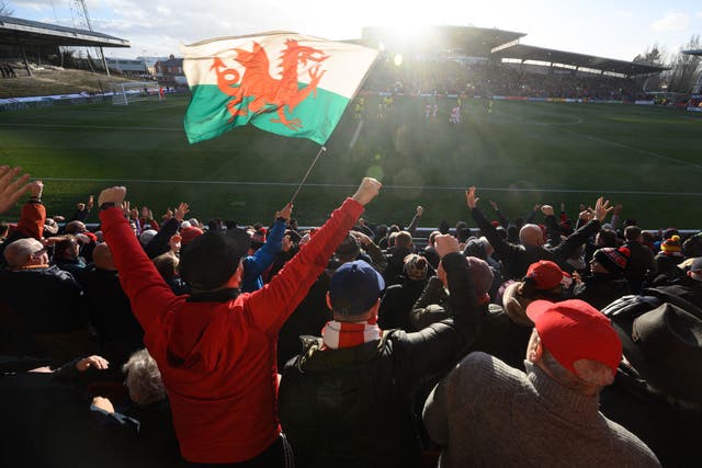 <p>The Welsh clubs in the English football pyramid want to be part of a new Welsh League Cup</p>