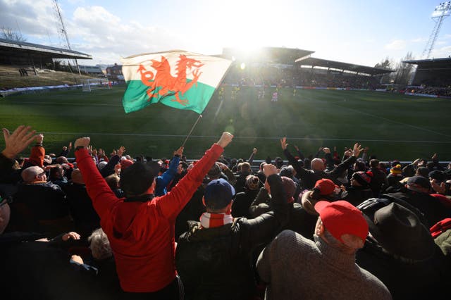 <p>The Welsh clubs in the English football pyramid want to be part of a new Welsh League Cup</p>