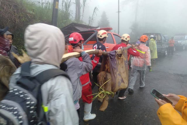<p>Rescuers carry the body of a victim of flash flood in Pekalongan, Central Java</p>