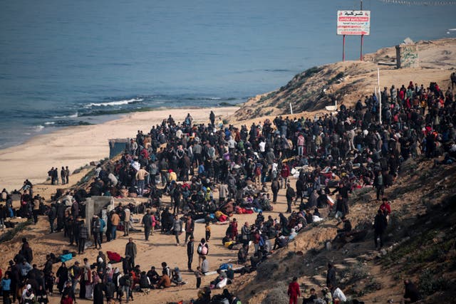 <p>Thousands of Palestinians have been gathering as they wait to be allowed home to northern Gaza </p>