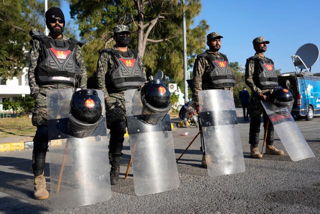 <p>File: Paramilitary soldiers stand guard along roadside to ensure security in Islamabad, Pakistan, Wednesday, 27 Nov 2024</p>