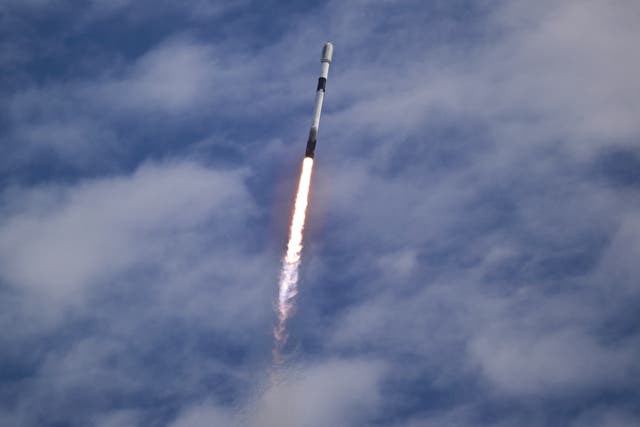 <p>A SpaceX Falcon 9 rocket lifts off from Kennedy Space Center with a payload of Starlink satellites in Cape Canaveral, Florida. Debris from rockets is delaying flights across the globe, according to a report </p>