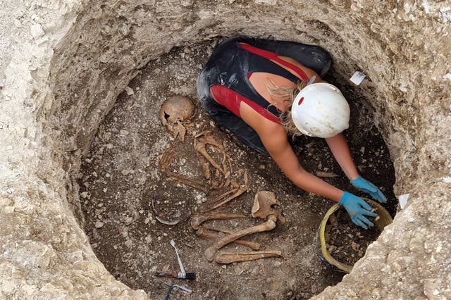<p>Excavating Late Iron Age Durotriges burial</p>